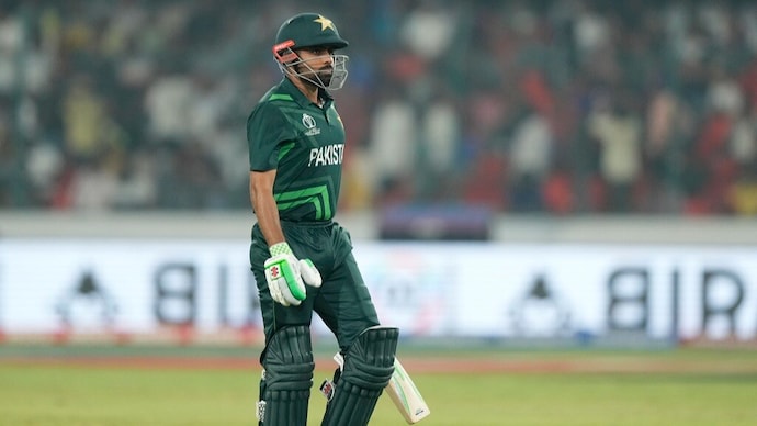 Babar Azam: पाकिस्तानी क्रिकेटर ने बाबर आजम की कर दी बेज्जती, कहा बाबर आजम विराट कोहली के आसपास भी नहीं...